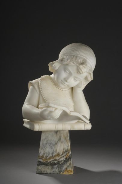  ÉCOLE ITALIENNE de la fin du XIXe siècle 
Enfant apprenant à lire 
Buste en albâtre...