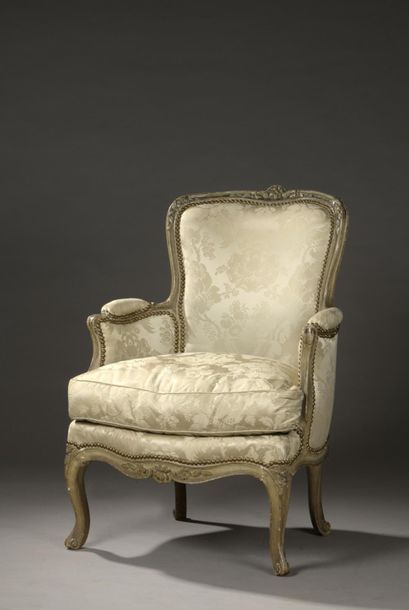  Bergère cabriolet grey lacquered wood carved by 
flowers. 
Louis XV period. 
87...