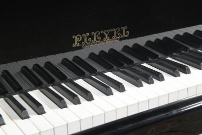  PLEYEL 
Piano quart de queue laqué noir fabriqué sous 
contrat à Braunschweig, numéroté...