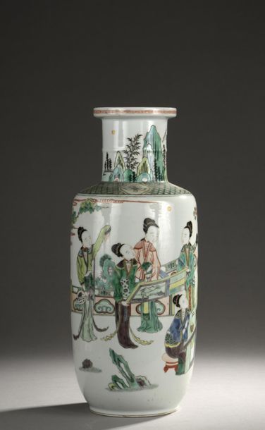 CHINE - XIXe siècle 
Vase rouleau en porcelaine...