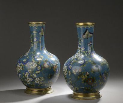 CHINE - XIXe siècle

Paire de vases à panse...