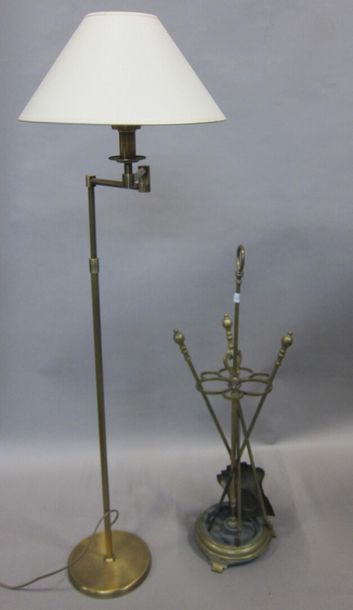 null Nécessaire de foyer en bronze. XIXème siècle.

H : 82 cm

On joint : une lampe...