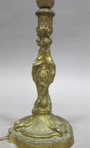 null Flambeau en bronze doré, à décor rocaille. 

Style Louis XV.

H : 29 cm