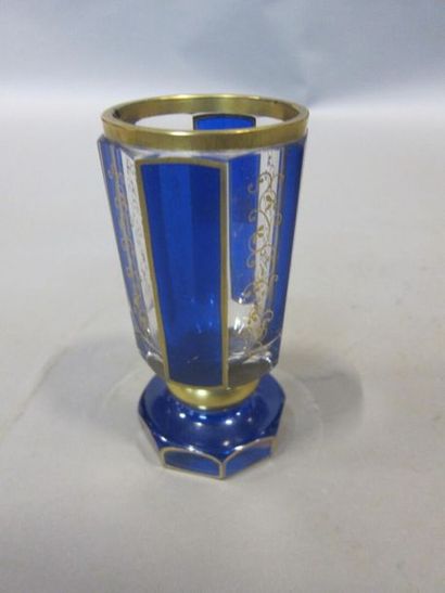 null Vase en verre doublé bleu à décor de rinceaux en dorure.

H : 16 cm
