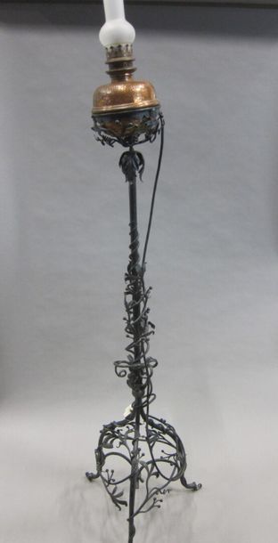 null Pied de lampe en métal avec lampe à huile

H : 180 cm