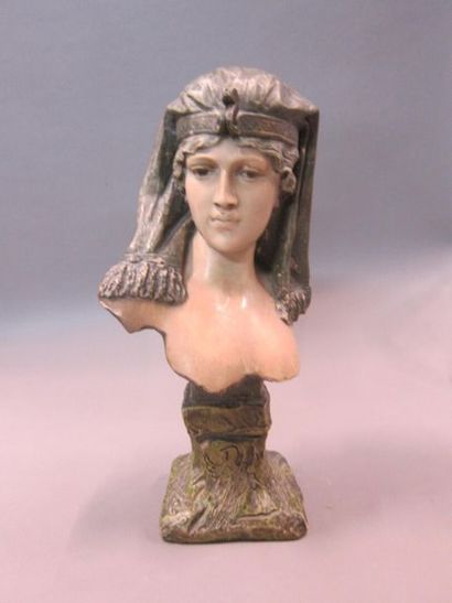 null L'Egyptienne

Buste de jeune femme en plâtre peint.

Marque au dos de la base

H...