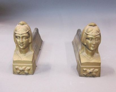 null Paire de chenets en fonte dorée formés de bustes de femme.

H : 18 cm