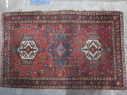 null Deux tapis en laine à fond rouge

144 x 91 et 142 x 115 cm

Usures