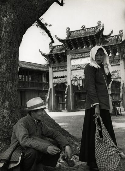 null Henri Cartier-Bresson (1908-2004)

Chine, c. 1949.

[Couple].

Épreuve argentique...