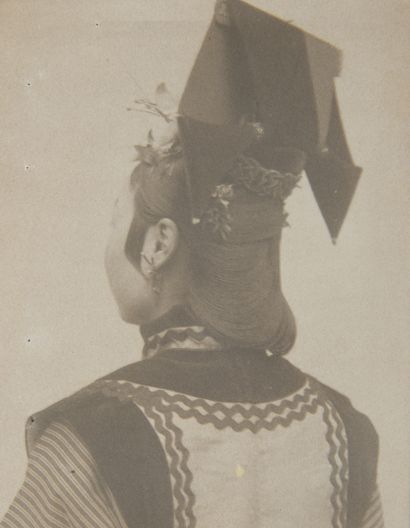 null Charles CARTIER-BRESSON (1853-1921)

Coiffures et épingles à chapeaux, costumes,...
