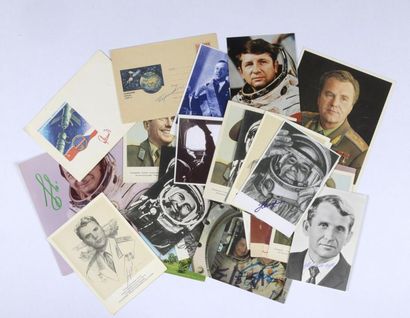 null Cosmonautes soviétiques :

Réunion de 39 cartes postales d'époque et documents...