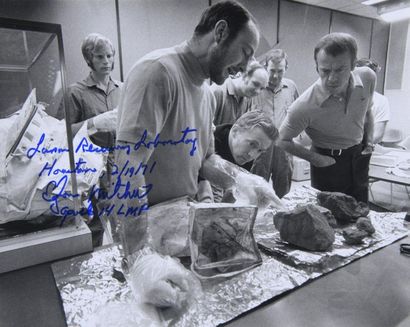 null NASA 

Apollo 14 : Edgar MITCHELL examinant les roches lunaires rapportées par...