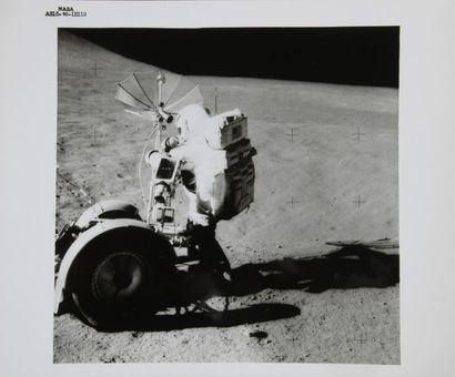 null NASA / James IRWIN

Apollo 15 : Dave SCOTT à Hadley Delta fixant une camera...