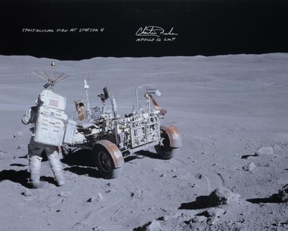 null NASA / John YOUNG

Apollo 16 : Charles Duke au travail près du rover (RLV) à...