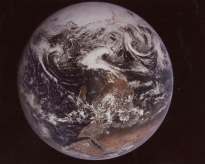 null NASA 

Apollo 17 : Vue de la terre

Epreuve chromogénique légèrement tardive...
