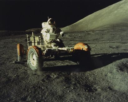 null NASA / Harisson SCHMITT

 Apollo 17 : Gene Cernan conduisant le rover lunaire...