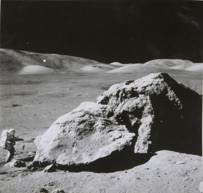 null NASA / Gene CERNAN

 Harisson SCHMITT à Taurus-Littrow examinant un rocher lunaire

...