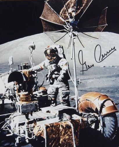 null NASA /Harisson SCHMITT

 Apollo 17 : Gene Cernan montant dans le rover lunaire...