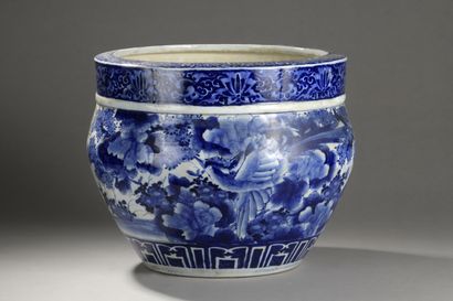 null CHINE MODERNE

Vasque en porcelaine bleu blanc à décor de

faisans parmi les...