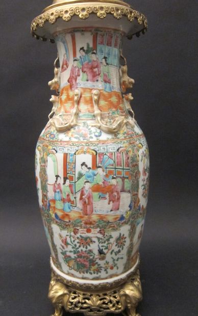 null Chine, grand vase en porcelaine à décor polychrome de scènes d'intérieur et...
