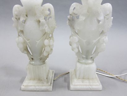 null Deux pieds de lampe en néphrite blanche à décor de vase fleuri. 

Chine XXème...