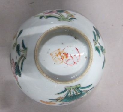 null Bol en porcelaine dans le goût de song

Chine

Diam : 12 cm