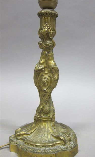 null Flambeau en bronze doré, à décor rocaille. 

Style Louis XV.

H : 29 cm