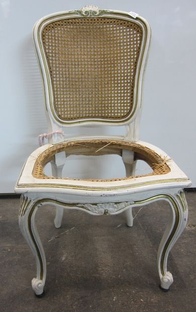 null Six chaises cannées en bois mouluré et sculpté laqué crème. 

94 x 47 x 45 cm

un...