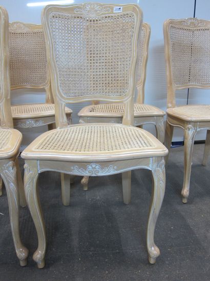 null Six chaises cannées en bois mouluré et sculpté laqué crème. 

94 x 47 x 45 cm

un...