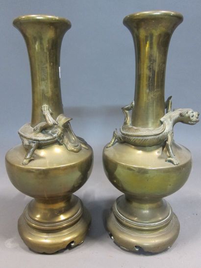 null Paire de vases en bronze, le col enroulé d'un dragon.

Chine.

H : 46,5 cm