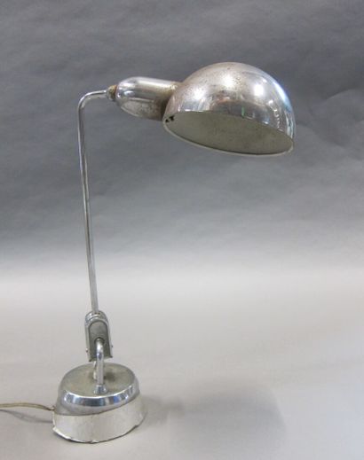 null Lampe de table en métal chromé à bras articulé.

Vers 1930.

H : 40 cm

Occidations,...