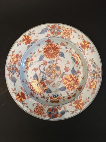 null CHINE. Plat en porcelaine à décor Imari de fleurs. XIXe siècle. 

Diam. : 29,8...
