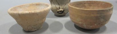 null Lot composé de 3 poteries. 

Argile beige. Cassures. 

Proche Orient, Art romain...