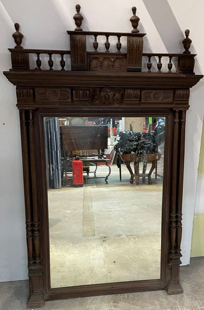 null Miroir en bois naturel à décor d'une balustrade.

Style Henri II.

144 x 89...