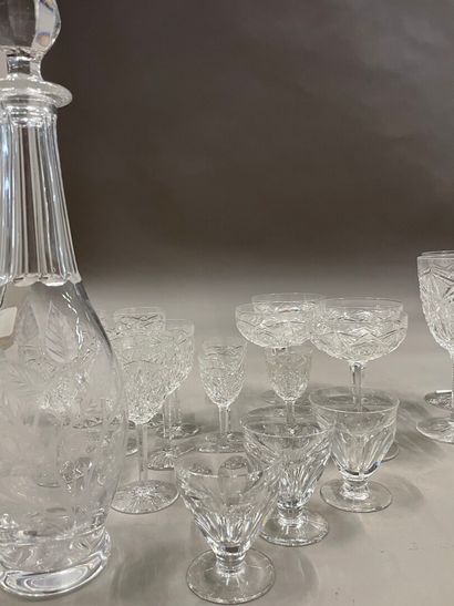 null 
Lot de verres :




5 à à whisky en cristal taillé




3 verres à vin, 4 coupe...