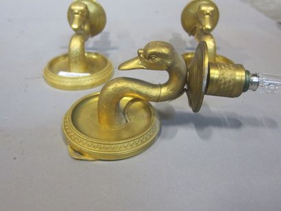 null Trois appliques en bronze doré, à un bougeoir supporté par un col de cygne.

XIXème...