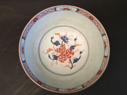 null CHINE. Grand bol en porcelaine à décor Imari de fleurs. XIXe siècle. 

Haut.:...
