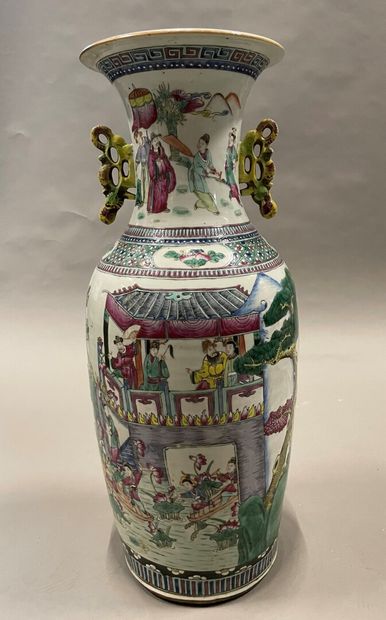 null Important vase balustre en porcelaine à décor émaillé polychrome dans les émaux...