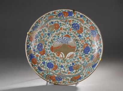 null JAPON - XIXe siècle

Grand plat rond en porcelaine émaillée

polychrome à décor...