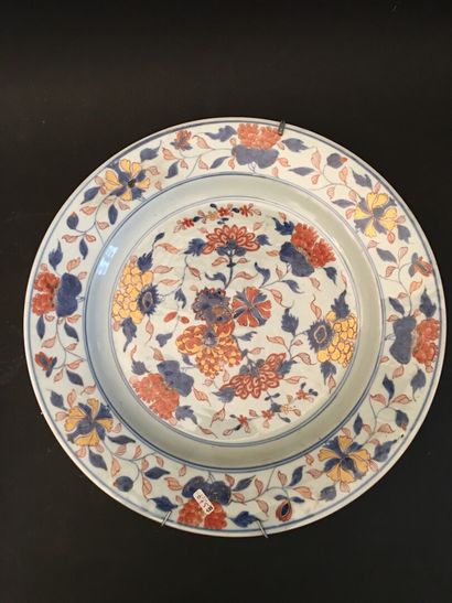null CHINE. Plat en porcelaine en porcelaine à décor Imari de fleurs. XIXe siècle;...