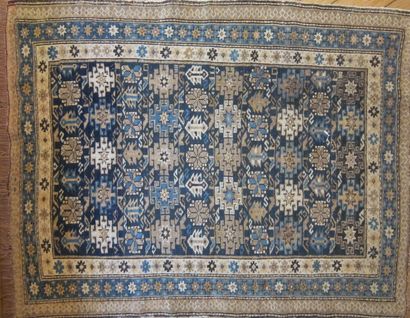 null Lot de quatre tapis :

-Deux à fond bleu à décor géométrique 222 x 121 cm et...