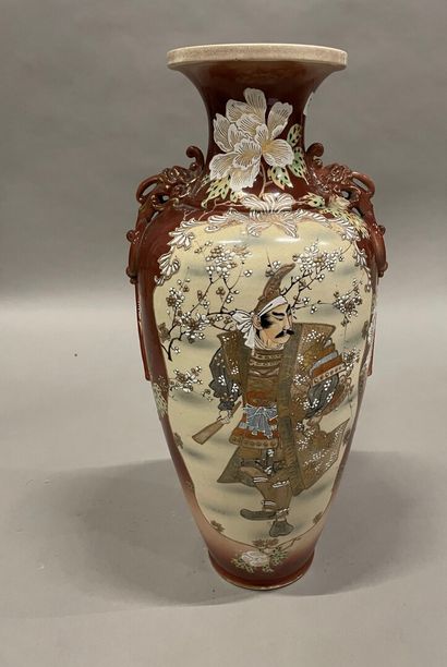 null Vase en porcelaine émaillée polycrome à décor de guerrier, Japon.

H : 56 c...