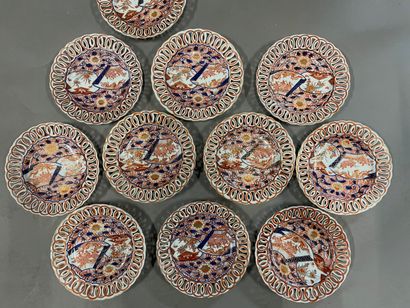 null Onze assiettes en porcelaine Imari à décor de branchages fleuris, les ailes...