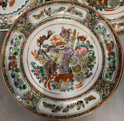 null Cinq assiettes à décor de vases,

Chine, fin du XIXème siècle

Diam : 20 cm

Usures

Joint...