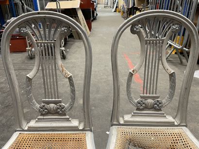 null Paire de chaises en bois laqué bleu à dossier en lyre. 

Style Louis XVI.