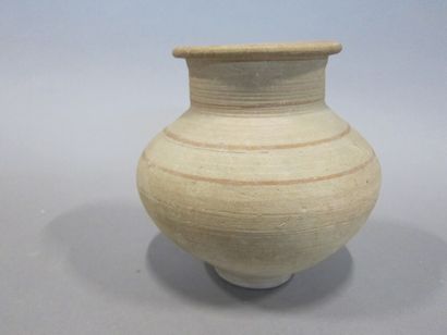 null Trois poteries dont deux vases ovoides à anses en terre cuite orcre et grise.

Proche-Orient...