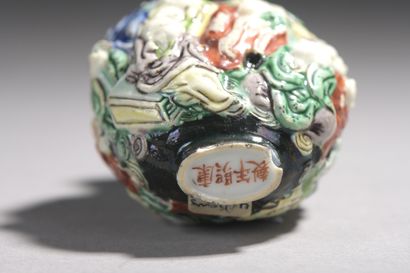 null CHINE - XXe siècle

Flacon tabatière en porcelaine émaillée polychrome et moulée...