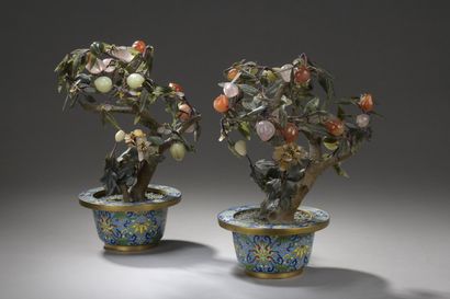 null CHINE - XXe siècle

Paire de pots en bronze et émaux cloisonnés

polychromes...