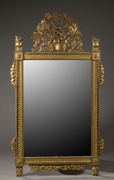null Important miroir en bois sculpté et doré, à

décor de frises de raies de coeur,...
