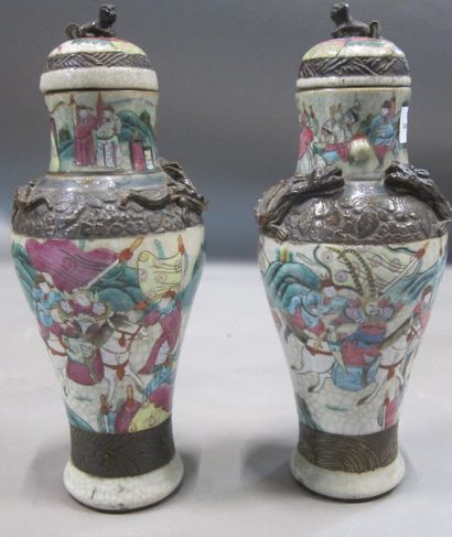 null Paire de vases en porcelaine de Nankin à décor de scènes de bataille. 

Chine,...